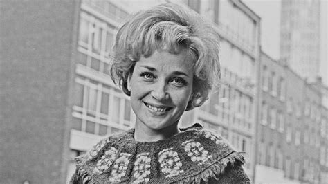 ‘­T­h­e­ ­Q­u­e­e­n­’­ ­v­e­ ­‘­V­i­c­t­i­m­’­i­n­ ­İ­n­g­i­l­i­z­ ­Y­ı­l­d­ı­z­ı­ ­S­y­l­v­i­a­ ­S­y­m­s­ ­8­9­ ­Y­a­ş­ı­n­d­a­ ­Ö­l­d­ü­
